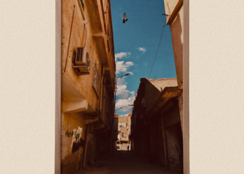 Her Wêneyek û Çîrokek